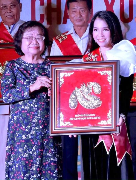 Ca sĩ - doanh nhân  Thái Ngọc Thanh  tỏa sáng vinh danh bảng vàng chữ Tâm do Nguyên phó Chủ tịch nướcTrương Mỹ Hoa trao tặng